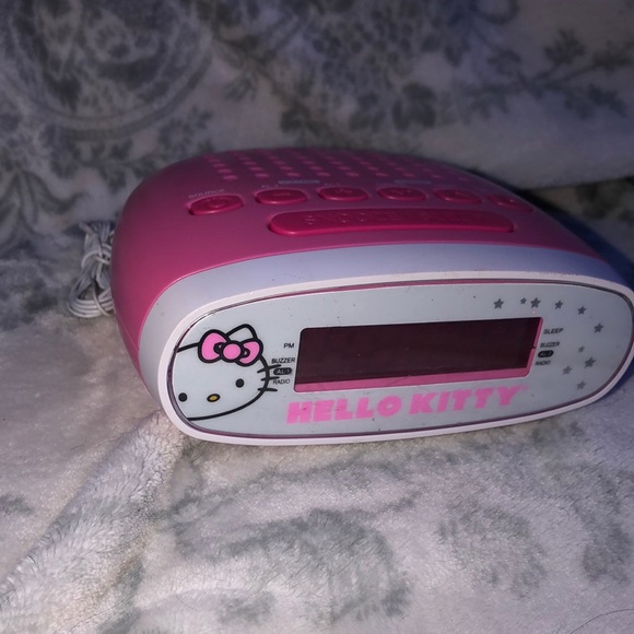 Hello kitty alarm clock/radio - Picture 1 of 3